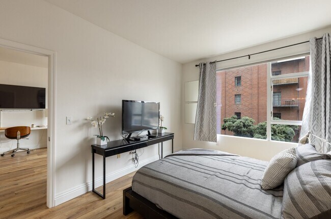 Building Photo - Modern 2 Bed/ 2 Bath Condo in the Heart of...