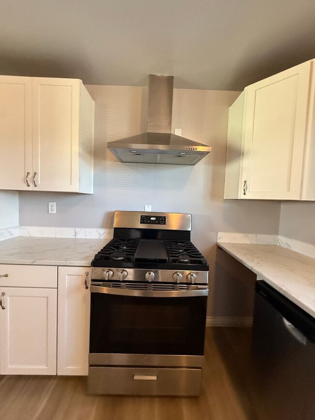 Building Photo - M12150