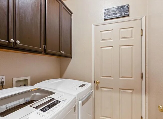 Building Photo - 2085 Pinehurst Ct