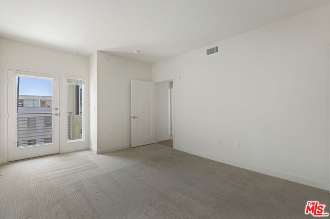 Building Photo - 436 S Virgil Ave