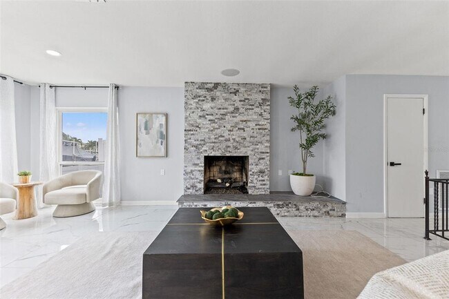 Building Photo - 4000 14th Way NE