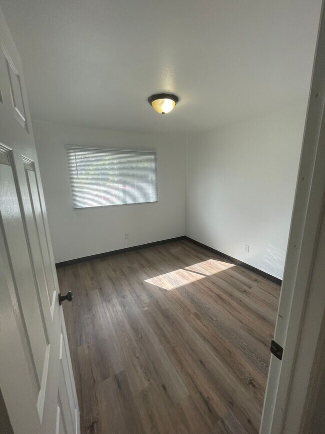 Building Photo - 595