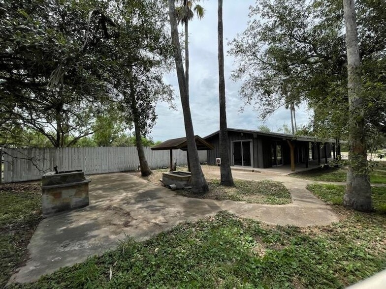 Building Photo - 1709 E Sioux Rd