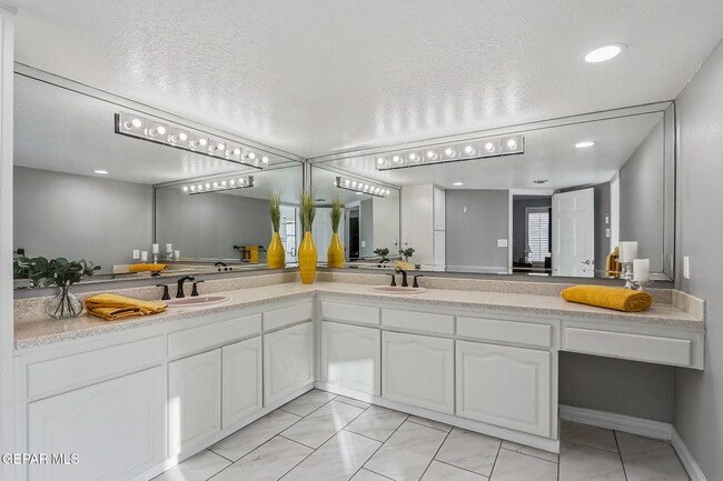 Building Photo - 871 Via Alegre Ln