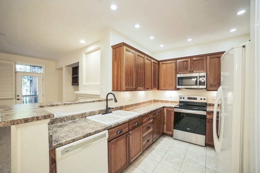 Building Photo - 8035 Lee Dr