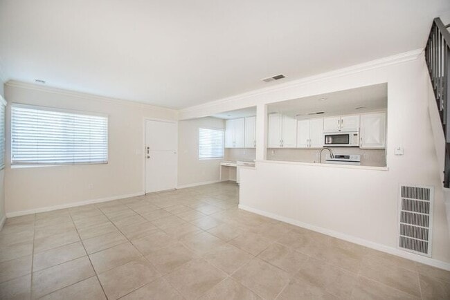 Building Photo - Huntington Beach Townhouse