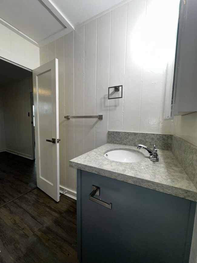 Building Photo - 1 bedroom duplex, fully renovated, 2 car p...