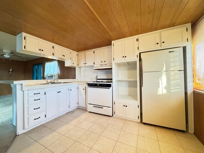 Building Photo - Home by Rotary Park!