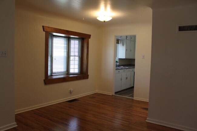 Building Photo - Charming 2 BR/1 BA House in the Hale/Mayfair Neighborhood!