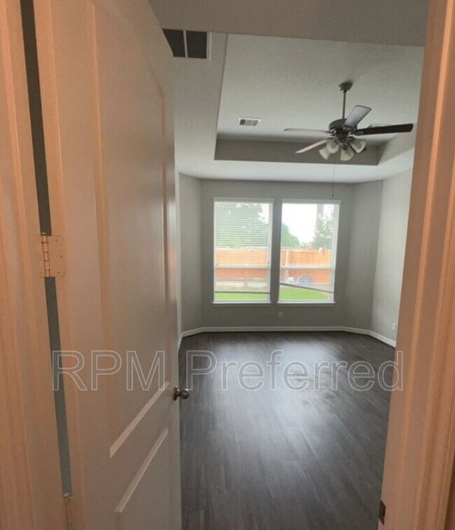 Building Photo - 14615 Birchwood Falls Trail