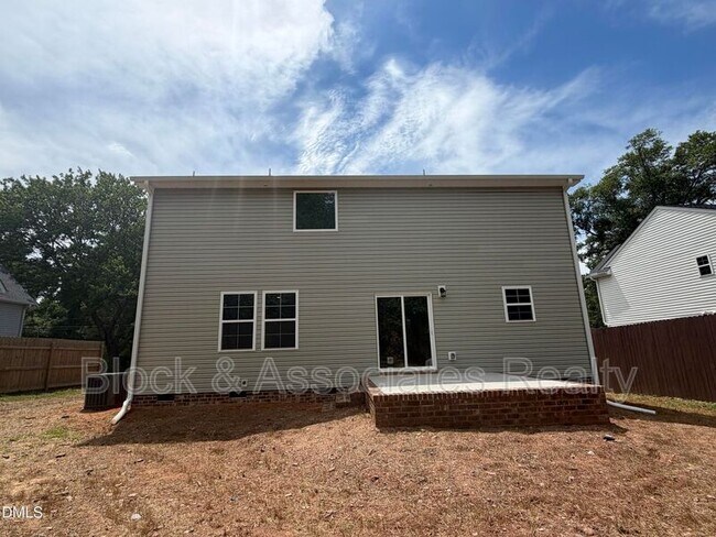 Building Photo - 824 Roane St