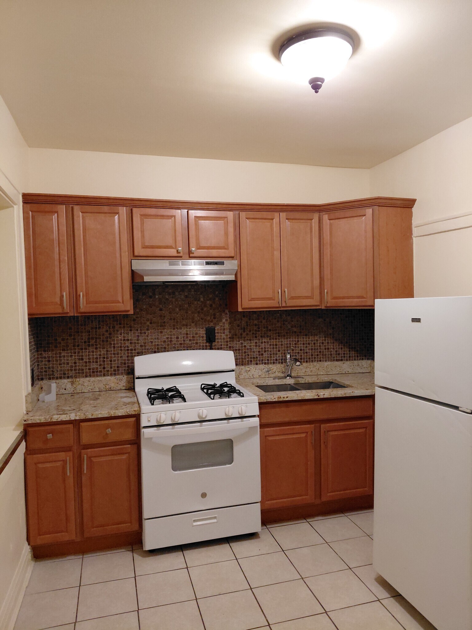 Kitchen - 7925 S Eberhart Ave