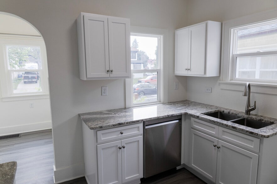 Building Photo - 1104 S Main Ave