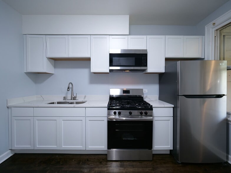 2ND FLOOR DUPLEX - 5351 S Laflin St