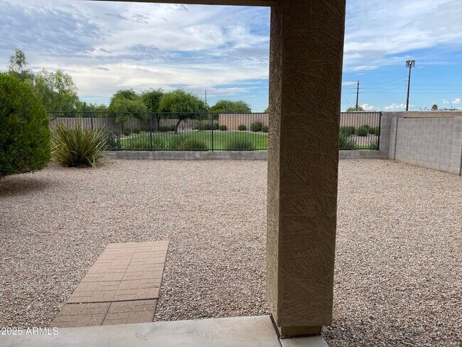 Building Photo - 800 E Cowboy Cove Trail