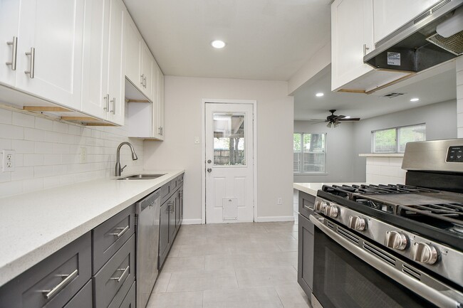 Building Photo - 1619 Viking Dr