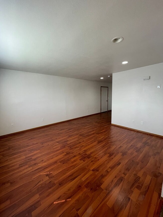 Building Photo - 1308/1310 W Lakeside Dr