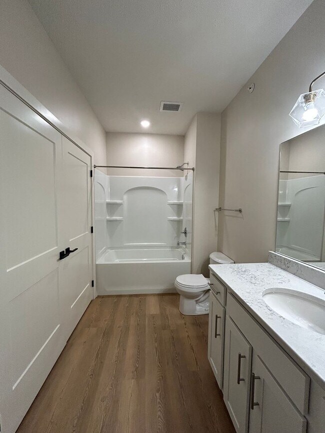 Building Photo - Elkhorn Landing Rentals (20605 Elkhorn Dr.)