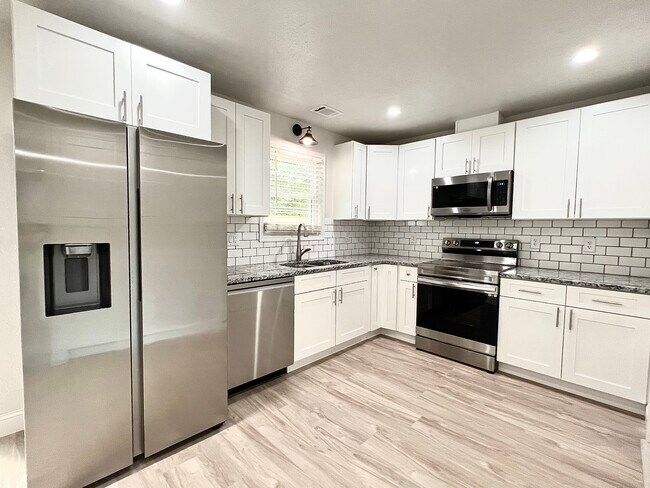 Primary Photo - 1340 N Hampton Rd