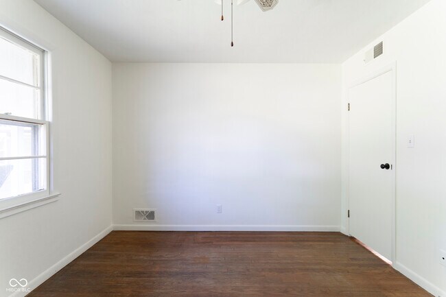 Building Photo - 370 N Bazil Ave