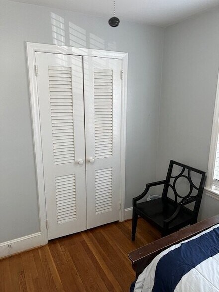 Building Photo - 4832 Holbrook Dr