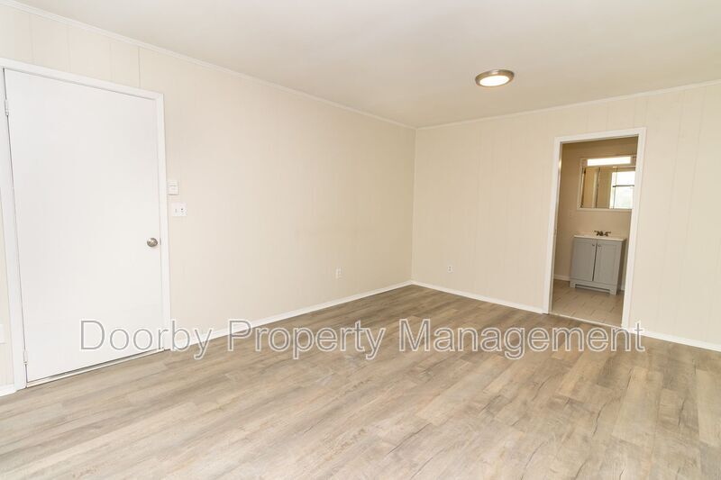 Building Photo - 936 Ely Rd