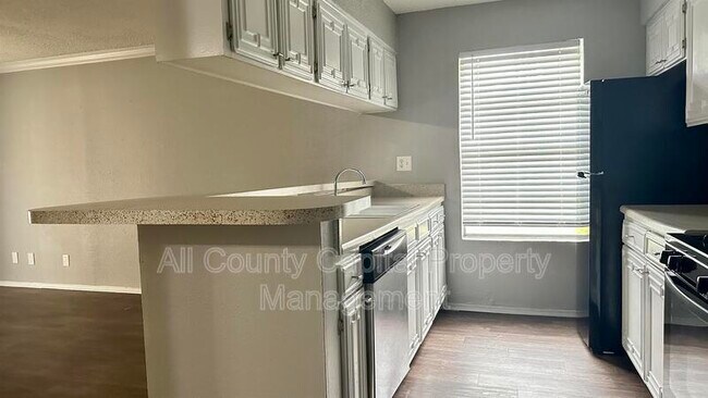 Primary Photo - 5426 Menchaca Rd