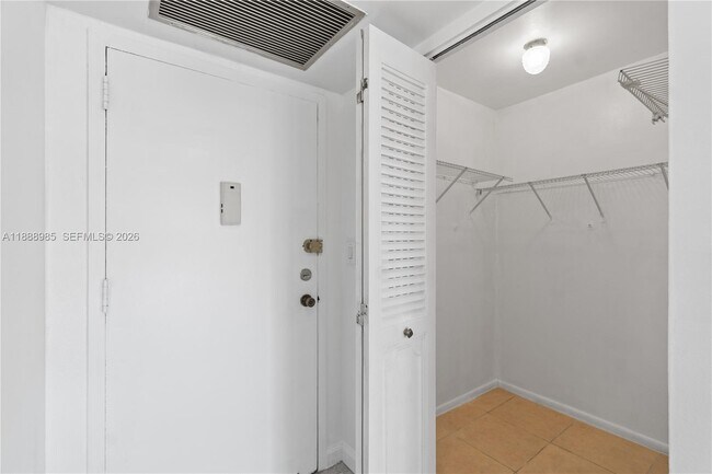 Building Photo - 800 Parkview Dr