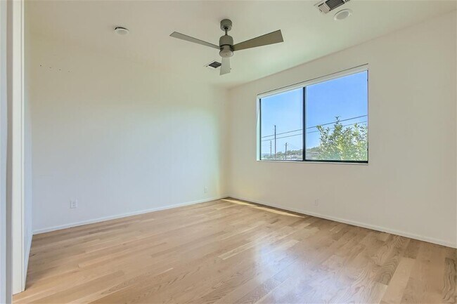 Building Photo - 707 Cardinal Ln