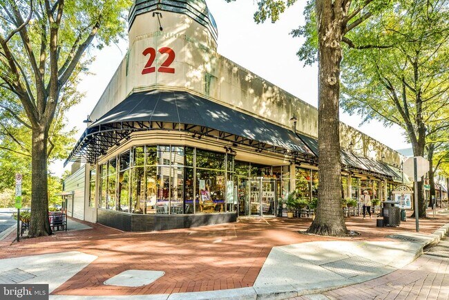 Building Photo - 2505 S Kenmore Ct