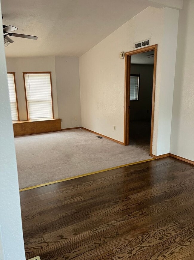 Building Photo - 261 Crest Dr