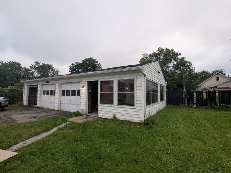 3 Car garage and Sunroom - 218 Alaska St