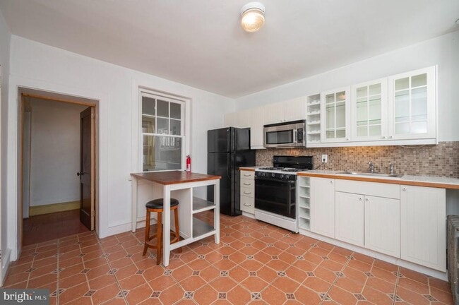 Building Photo - 5838 Henry Ave