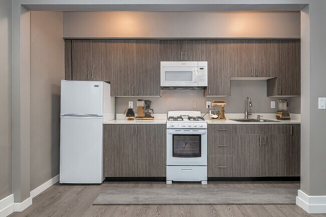 Building Photo - Charming Newly Updated Spacious 1 Bed! Sec...