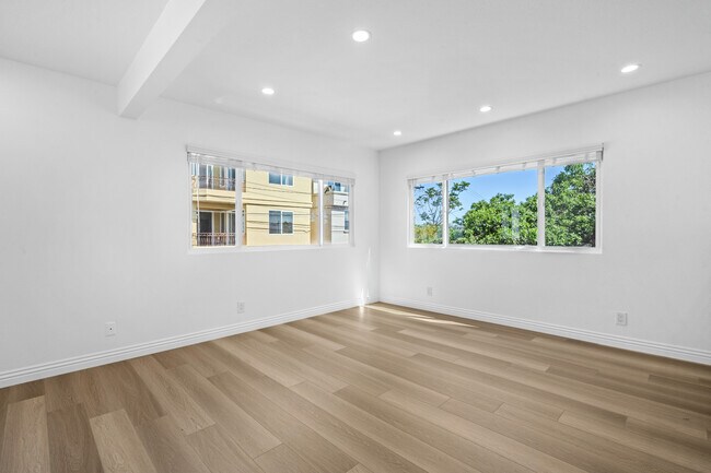 Building Photo - 400 18th Pl