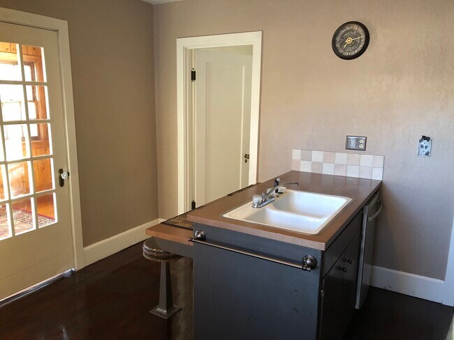 Building Photo - 207 S 16th Ave