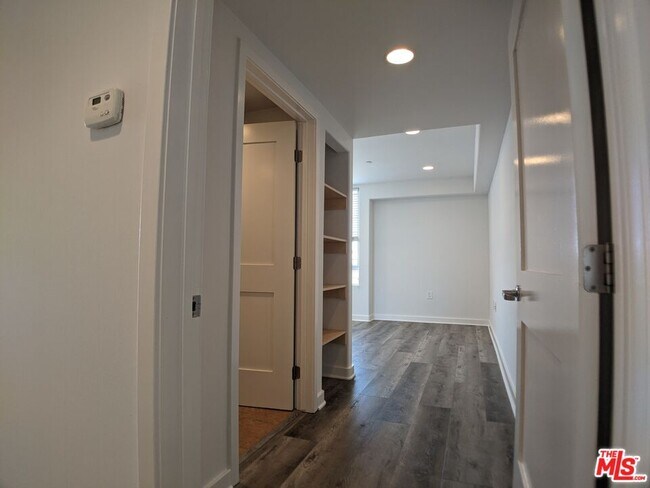Building Photo - 5143 White Oak Ave