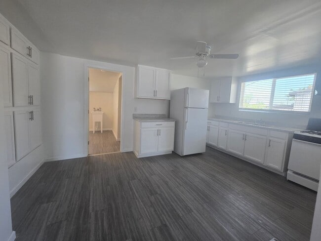 Building Photo - 3 Br 1 Ba available Now