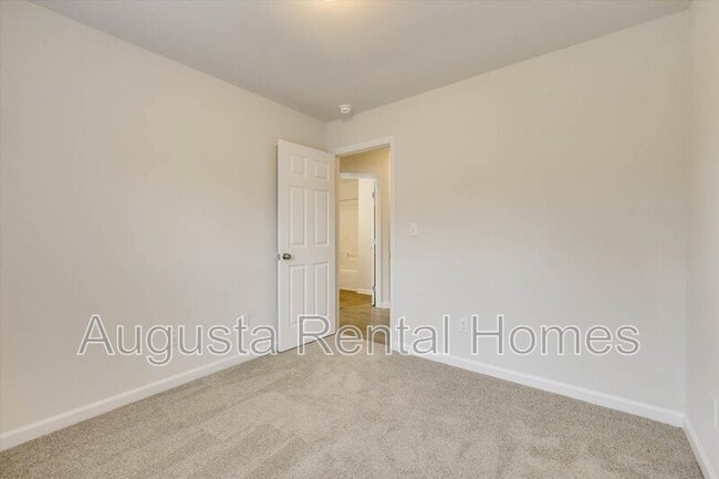 Building Photo - 2824 Cranbrook Dr