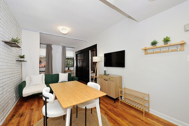 Building Photo - 388 W 38th St