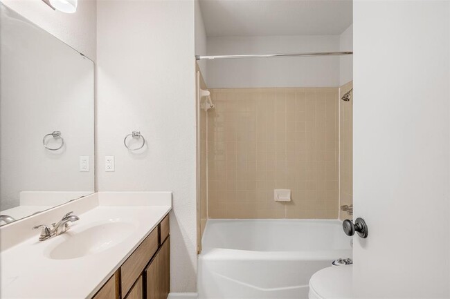 Building Photo - 6811 Thorncliffe Dr