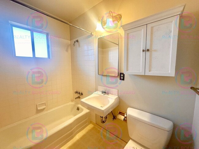 Building Photo - Delightful One-Bedroom + Office Near Idlewild Park