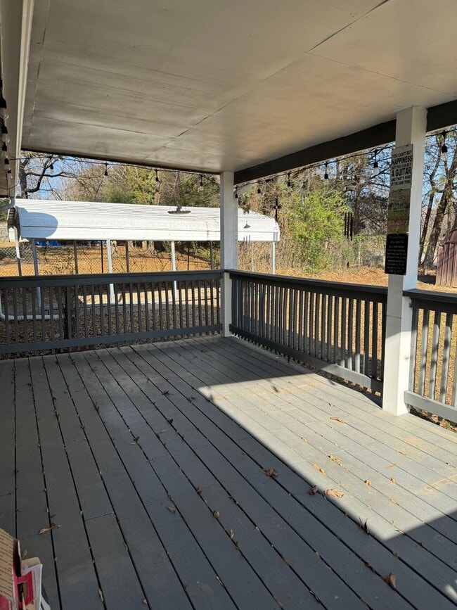 Building Photo - Charming 3 bedroom,  2 Bathroom