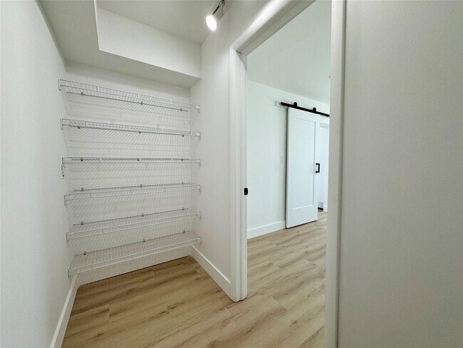 Building Photo - 1008 Mango Isle