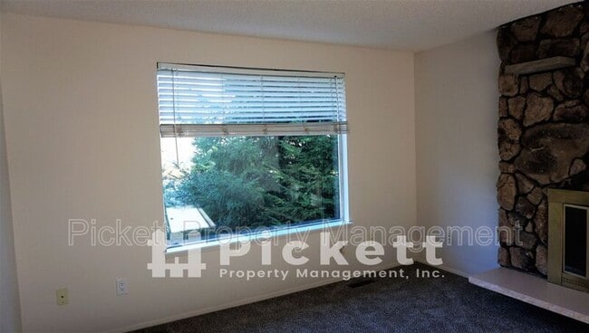 Building Photo - 2221 NE Lexington Dr