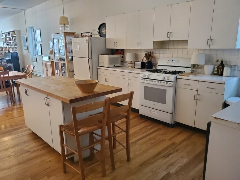Kitchen partial view - 471 Broadway