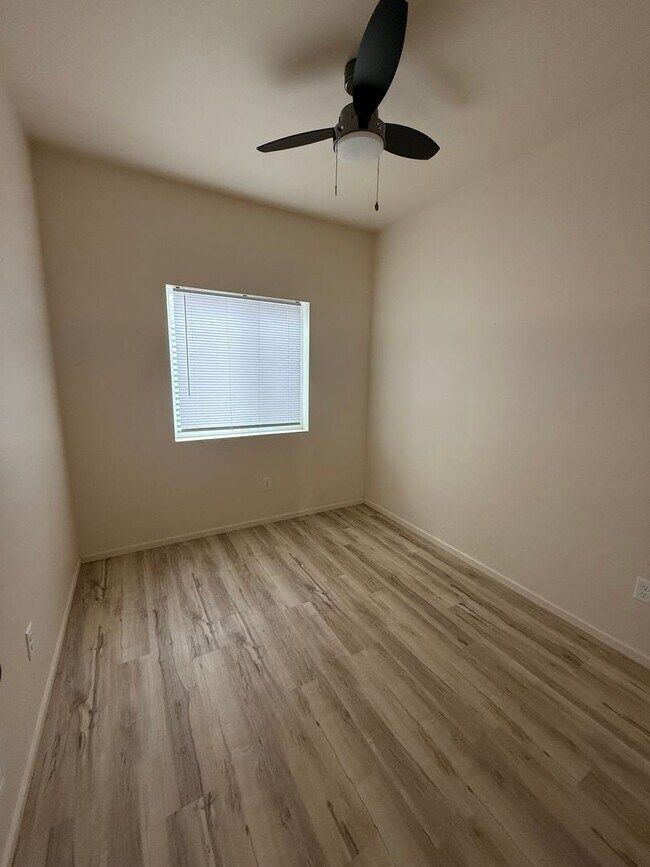 Building Photo - Stoltzfus-PM-026-0265