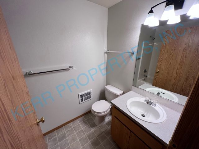 Building Photo - FREE RENT! Spacious & Modern 2-Bed, 2-Bath...