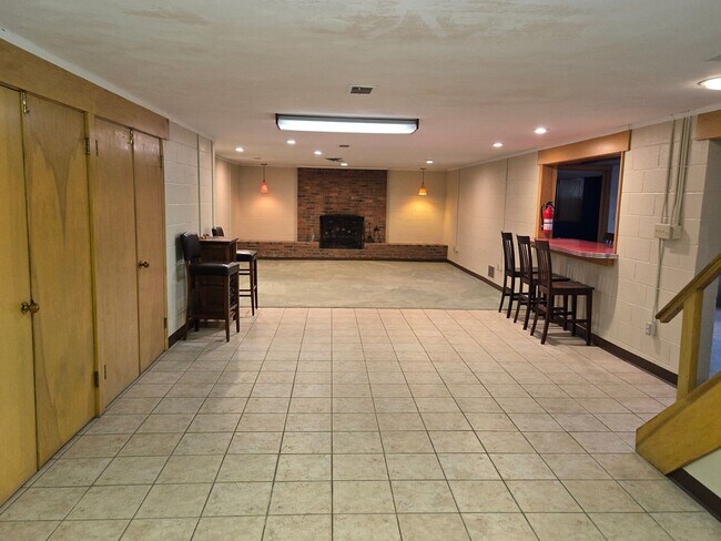 Building Photo - 132 Corll St