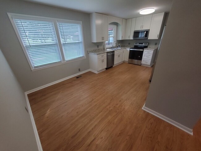 Building Photo - Beautifully remodeled 3BR/1.5BA in Goodlet...